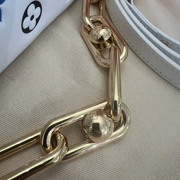 Louis Vuitton White Crossbody Bag with Multicolor Monogram - Picture 4 of 11